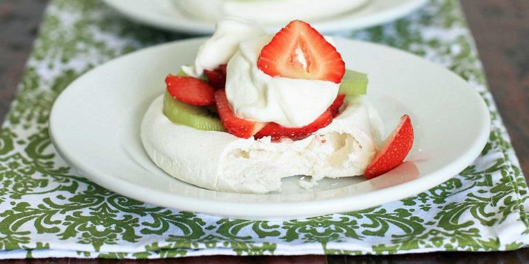 Kiwi-Strawberry Pavlova