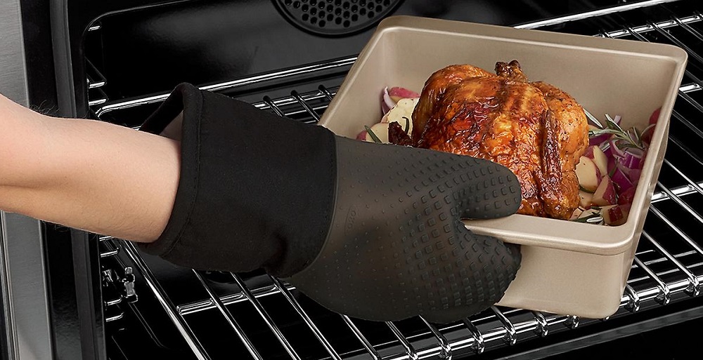 Brandobay Heat Resistant Oven Mitt for Left or Right Hand - Red with Black  Neoprene Coating - More Flexible Than Silicone